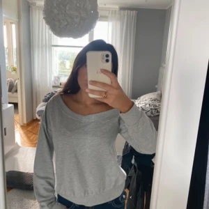 Grå of shoulder tröja  - Ny skick 