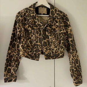 Leopard jacka  - Leopard jacka från Guess. Storlek S men passar XS bättre 