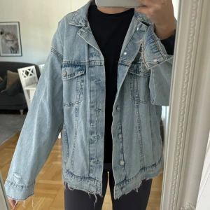 Jeans jacka  - Super fin jeansjacka men minns inte vart den är köpt tyvärr  Jag är normalt sett en storlek s-m och jackan sitter oversized på mig vilket jag tycker är snyggt   