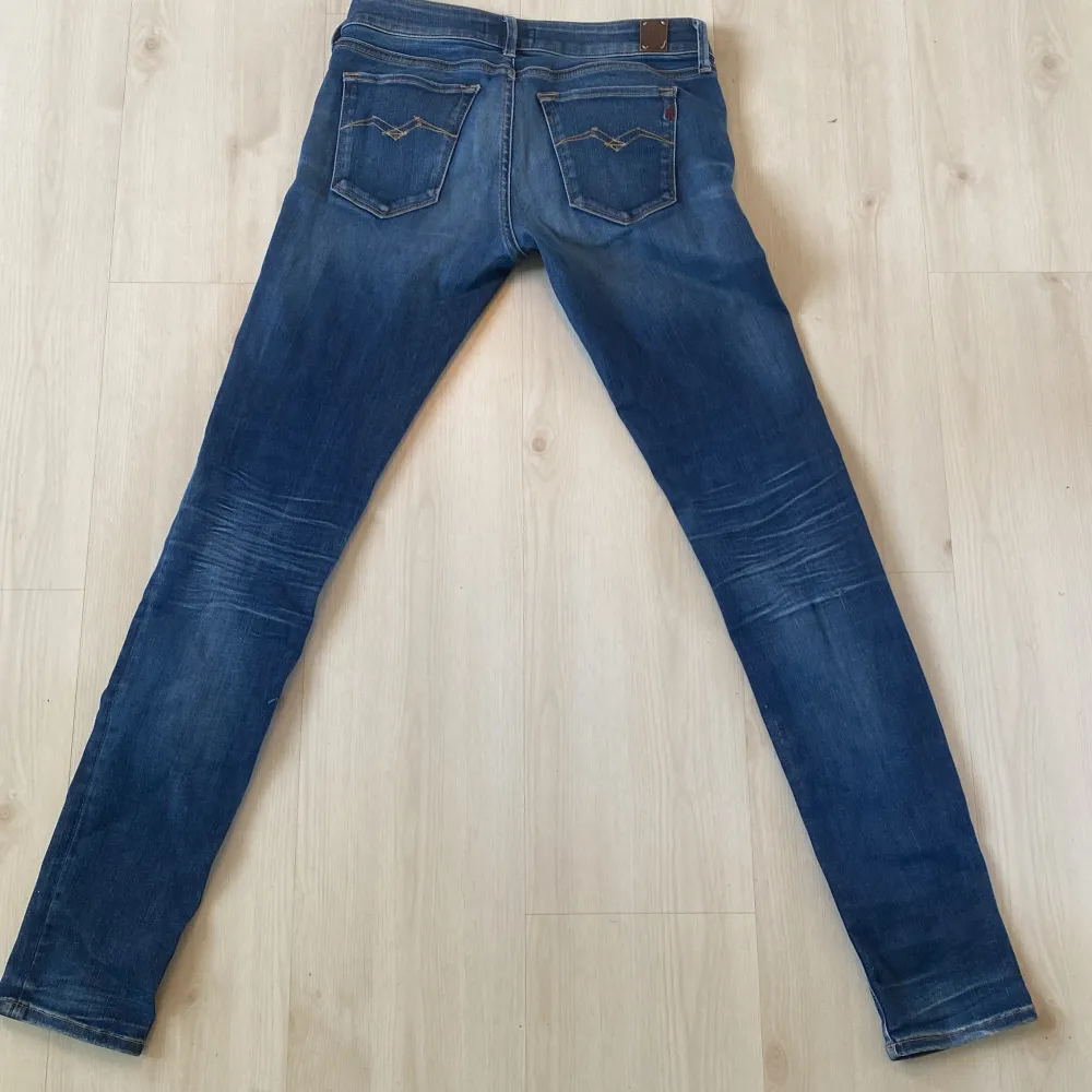 Säljer ett par replay jeans i storlek 27/32 modell: luz. Säljer de billigt pga fickorna är små.. Jeans & Byxor.