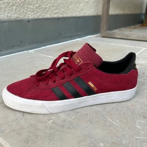 Adidas campus skor  - Säljer dessa superfina vinröd/svarta adidas campus skateboard skor som inte längre finns och köpa! De är knappt använd men har däremot smått skavd sula.   Storlek: 44  Nypris: 1150kr 