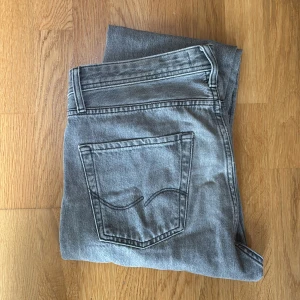 Jack & Jones - Jack & Jones jeans köpta i affär för ca 500kr. Skick 9/10 inga defekter väldigt sköna och har en bra psssform!   Kom privat för flera frågor eller bilder.