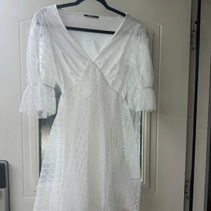 Studentklänning  - Säljer nu denna supersnygga studentklänning ifrån Gina tricot, köptes av mig inför min student i juni 2024 men jag valde sedan att ha en annan klänning så den är aldrig använd! Storlek s. Nypris 699kr