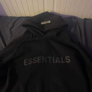 Säljer Essentials hoodie strl m