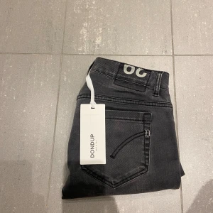 Dondup Jeans George  - Säljer nu dessa grå/svarta dondup George Jeans i fint skick, skriv för fler bilder/frågor🙌🏼