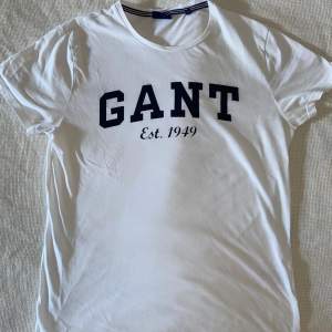 Fräsch T-shirt från gant i mjuk bomull. Ytterst lite använda.