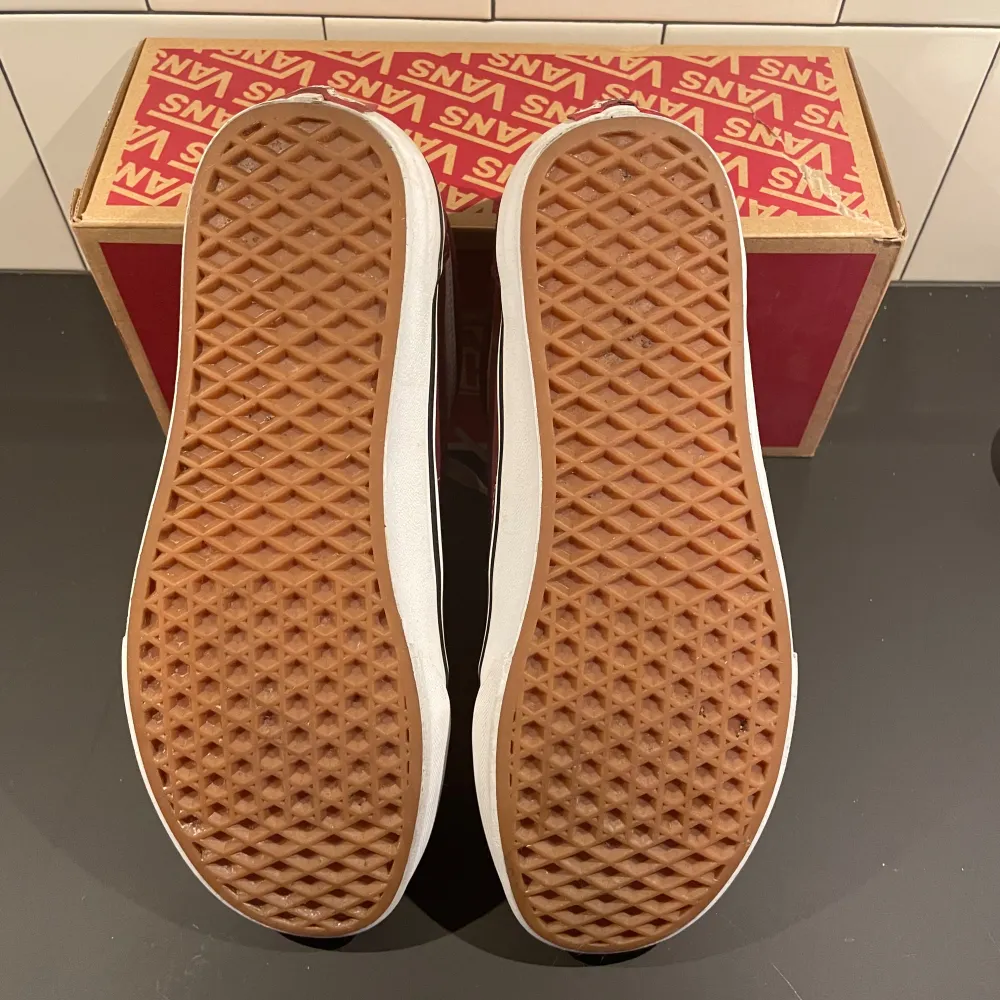 Säljer nu mina vinröda Vans då de tyvärr ej passar mig längre… Skorna är i nyskick vilket ni även kan se på bilderna. Vans hemsida: 849kr, Mitt pris: 399kr. Skor.