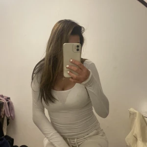 Tröja - Väldigt fin h&m tröja. Ny, ser genomskinlig som är väldigt snyggt, säljs för köpt en ny. Säljer för 30