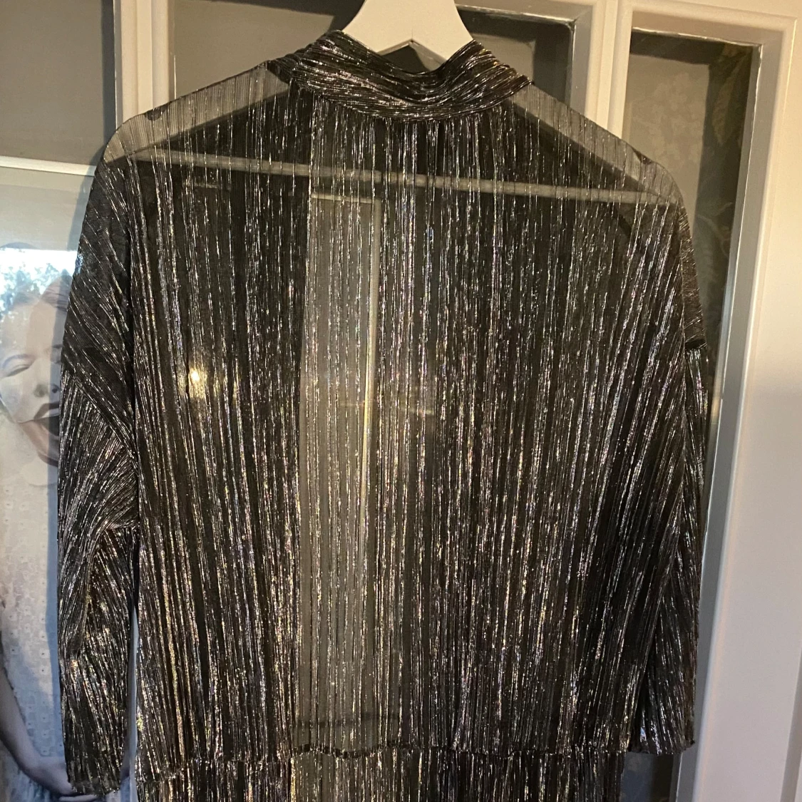 Glittrig långärmad klänning - 90