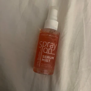 Setting spray  - Setting spray från makeup mekka. Använt fåtal gånger, hur mycket produkt som finns kvar framgår på bild 3🌸 bra och dewy! 
