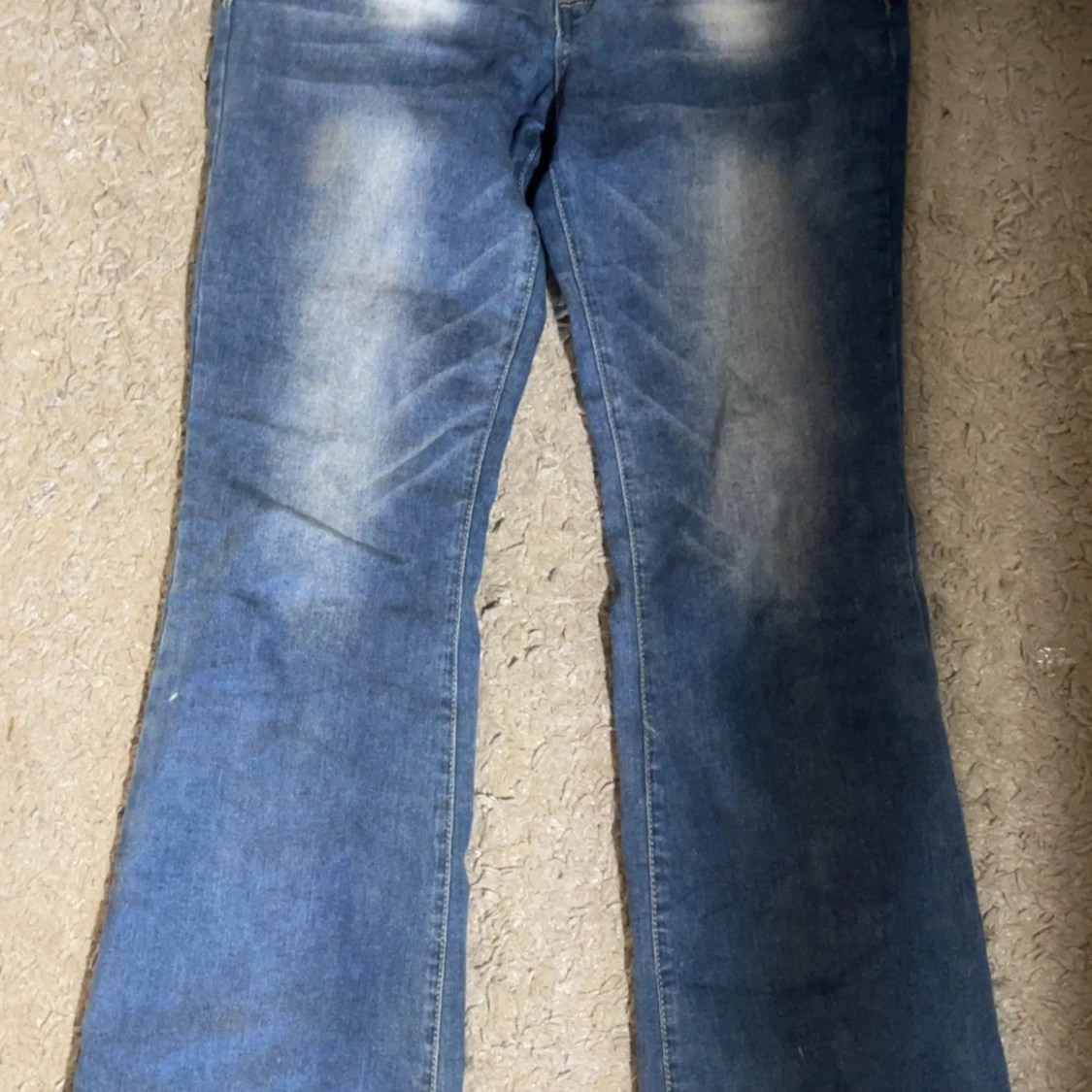 Blå jeans i bootcut-stil