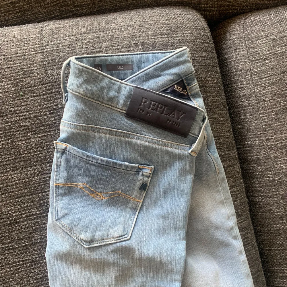 Snygga Replay jeans i ljusblå / grå färg. De har en slim fit och är endast provade hemma 1 gång  Hyperflex !   Nu pris ca 1500 kr. Jeans & Byxor.