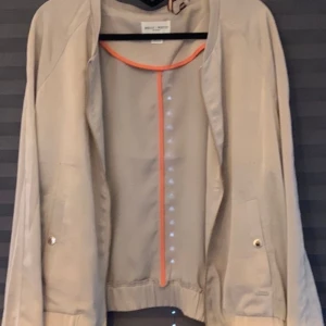 Tunnare jacka i nyskick  - Knappt använd . Från Lindex. Märke Holly o whyte. Stl XL.