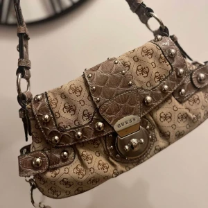Guess väska - Jätte fin väska i bra skick som helt ny  Äkta guess
