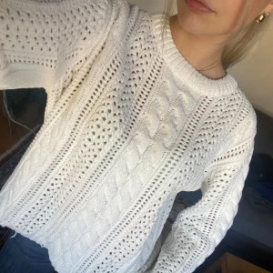 Stickad tröja - Vit stickad tröja Lappen är borta men skulle säga storlek S om man vill ha lite oversize💕 100% polyester, lite sliten längst ner!