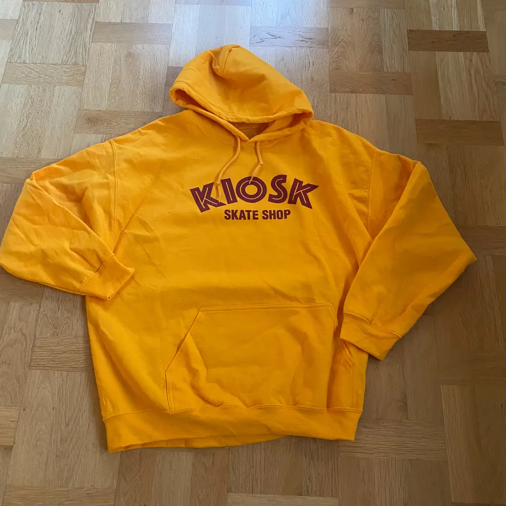 Hej 👋 säljer min kiosk skateshop hoodie. anledningen till att jag säljer den är att den är för stor. Jag van den på en skejt tävling. Helt ny aldrig använt. 300kr för hoodien. ny pris är 650kr😁👌🏼. Hoodies.