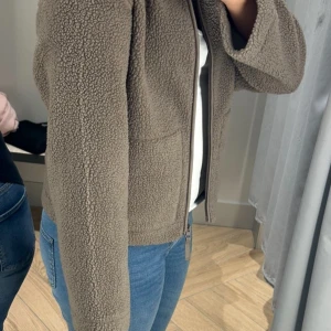 Teddy jacka  - Skit fin teddyjacka, slutsålt och super eftertraktad! Använd köp nu, skriv vid frågor! Svarar snabbt! ❤️storlek L men passar mig med S lite oversize