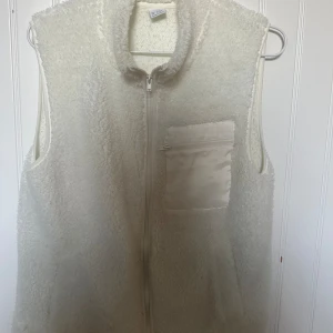 Teddy väst - Jätte fin Teddy/pile väst från Lindex. Är i barnstorlek men passar XS/S!