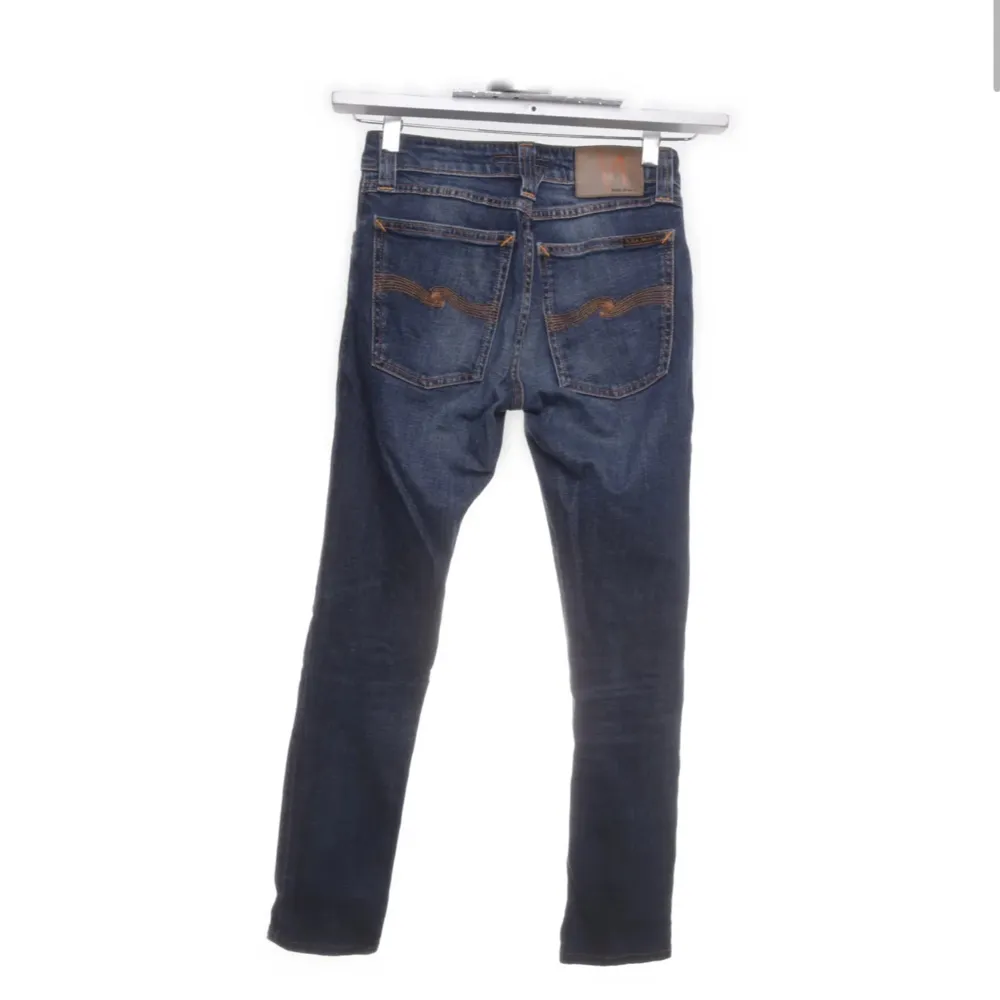 Nudie jeans i skit bra skick,mörkblå färg skinny linn modell.Storlek W24 L32 Passar den smalare killen.Dm innan köp.66 cm midjemått.. Jeans & Byxor.