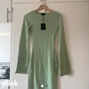 LXA klänning - Säljer min figursydda LXA klänning då den aldrig kommit till användning💕 Den är slutsåld på hemsidan och är i nyskick☺️ Pris går att diskuteras!