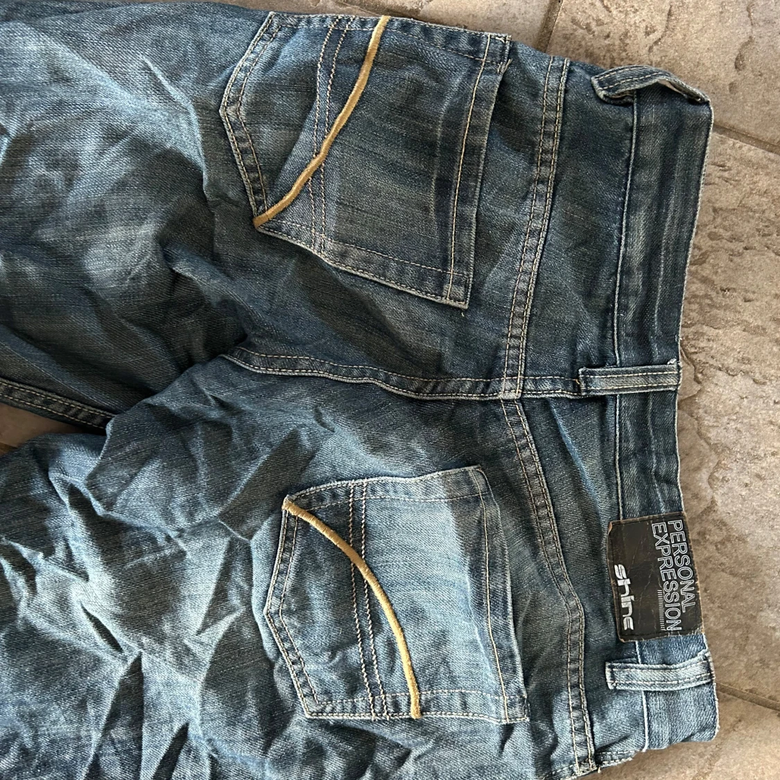 Low waist jeans med slitningar  - 90