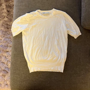 Stickad T-shirt  - Superfin stickad topp ifrån Zara i stl S, säljes då den inte längre kommer till användning. Bra skick💕💕