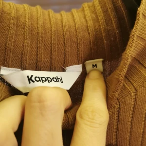 Finstickad klänning ifrån kappahl strl M - Finstickad klänning aldrig använd enbart testad! Storlek M finns i mörbylånga,kan skickas om frakten betalas.