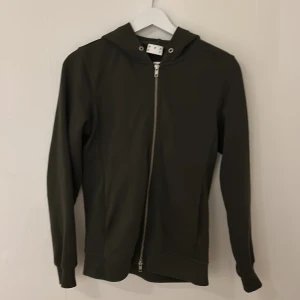 Asket hoodie - Skit snygg hoodie från asket tyvär har snörerna åkt ut men dem kan man sätta tillbaka inga andra defekter hör av er vid frågor