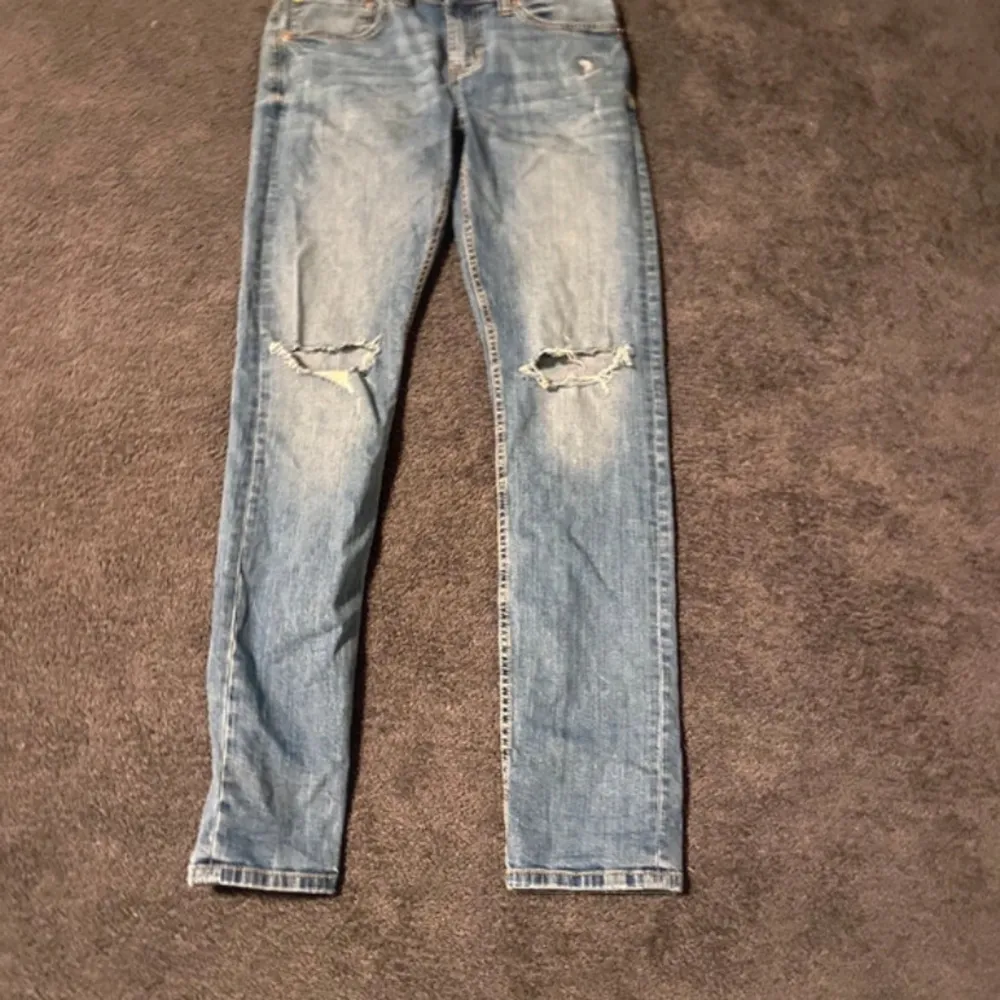 Fina blå jeans med hål vid knäna. Jeans & Byxor.