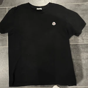 Moncler t-shirt - Hej jag säljer denna snygga moncler t-shirt.  Riktigt fin tröja med bra kvalite och fint skick!  