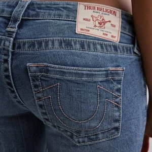 lågmidjade true religion bootcut jeans - säljer dessa nya lågmidjade true religon jeansen i storlek 24! köpts från nelly för 1400kr, (DE ÄR UPPSYDDA, PASSAR FOLK UNDER 165CM) 😇