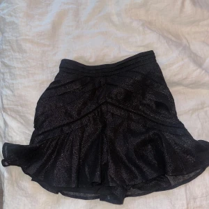 Glittrig kjol - Såååå fin glitterkjol från ASOS!!! Den är aldrig använd. Dragkedja där bak. Verkligen så fin och perfekt till exempelvis nyår/fest 😮‍💨😮‍💨😮‍💨 
