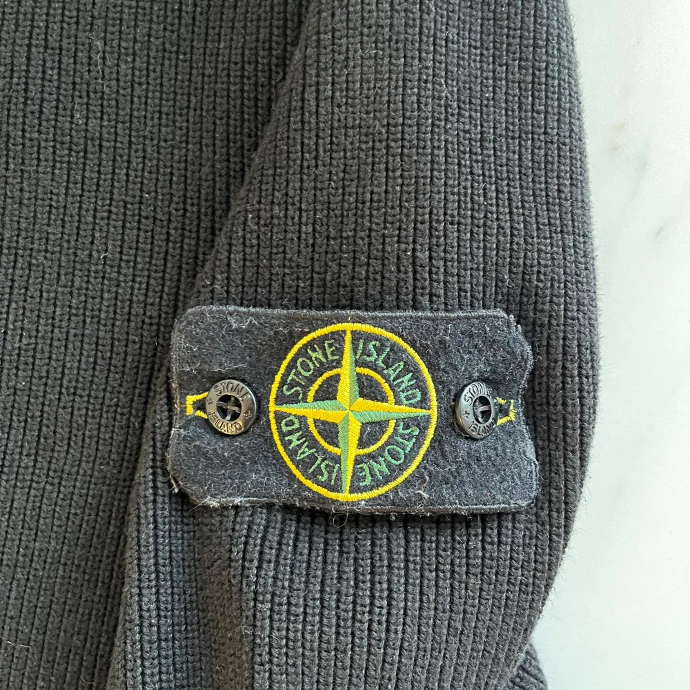 Hej, säljer denna Stone Island tröjan, tröjan är köpt i NK, ny pris 4500kr, de är en stickad tröja, tröjan är storlek L, 8/10 i skick, vid funderingar DM ! . Hoodies.