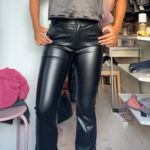 Läderbyxor  - Säljer nu mina älskade läderbyxor som är i storlek 34. Stretchiga och så himla bekväma. Formar kroppen otroligt!!! Ena skärpögglan har gått sönder (se bild) men går enkelt att antingen sy fast igen eller klippas bort.
