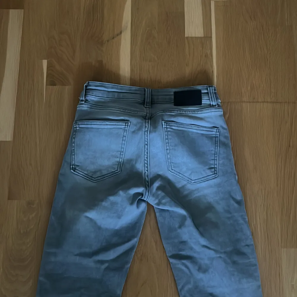 Jättesnygga lågmidjade flare jeans i short length🥰 så fin grå färg! Endast använda 1 gång, som nya  Innebenslängd: 74 cm Ytterbenslängd: 96 cm. Jeans & Byxor.