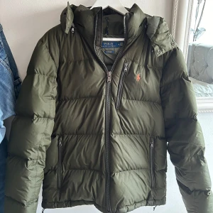 Ralp Lauren jacka  - Polo El Chao jacka (5500kr ny). Köptes för två vintrar sedan på NLYMAN.  Storlek M och normal passform.  Skicket är fint !  Vissa fläckar eller ”färgtapp” vid luva och lite på magen.  Med en kemtvätt är det borta 🕺