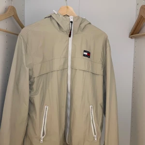 Tommy Hilfiger Windbreaker - Säljer min Tommy Hilfiger windbreaker i storlek M för att den inte används mer. Perfekt för hösten nu när det börjar bli sämre väder. Jackan är i mycket fint skick. Priset kan diskuteras.