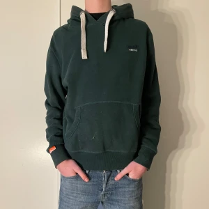 Superdry hoodie - Vi säljer nu en grön superdry hoodie som är i bra skick för endast 350kr! tröjan 👕är i storlek M men fits L skriv vid minsta lilla fundering 🤔