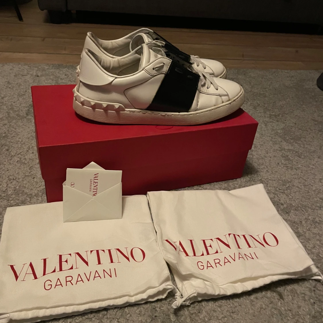 Valentino sneakers i vitt och svart - 1