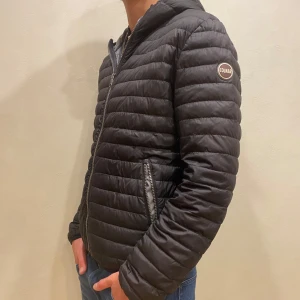 Colmar jacka  - Hej! Säljer nu min jacka från märket Colmar, storlek 46/S, bra skick modellen är 184cm och väger 70kg . Tveka inte på att höra av dig om du har frågor eller funderingar kring jackan!