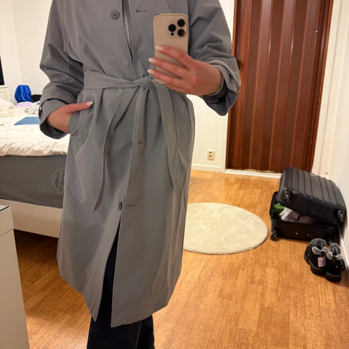 Grå trenchcoat med knytband - 90