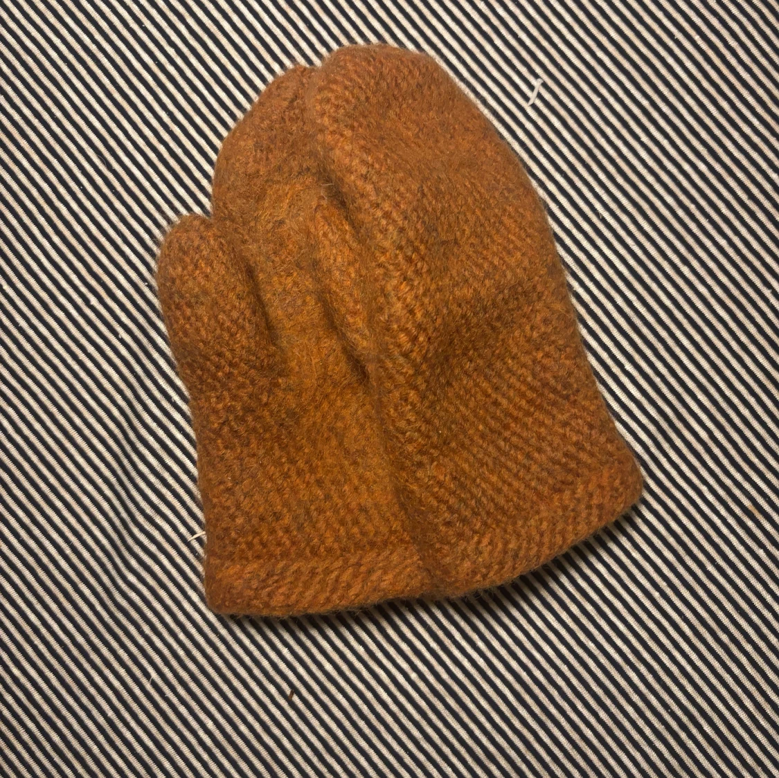 Bruna/ koppar färgade  stickade vantar - 90