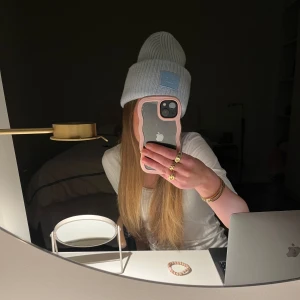 Ljusblå acne mössa  - Säljer denna ljusblåa acne mössa då jag har flera som kommer till mer användning, den är köpt förra vinter men använd mellan 4-5 gånger så fortfarande i väldigt bra skick. Pris kan diskuteras !!