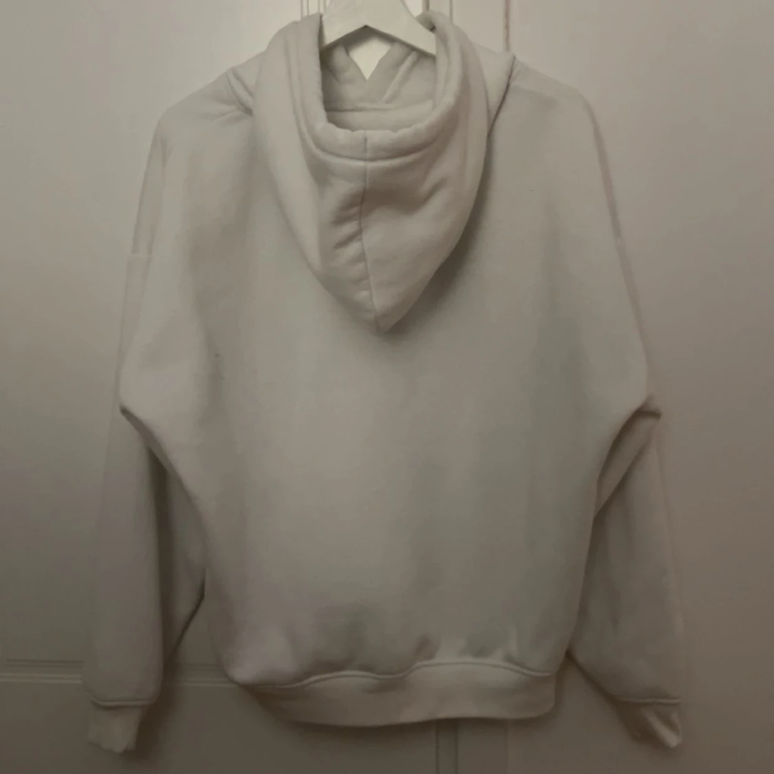 Vit hoodie från bikbok - 90