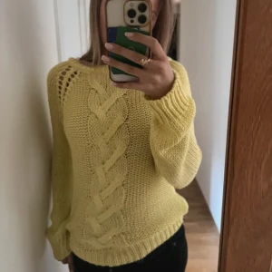 Gul stickad tröja med öppen rygg - Säljer denna superfina stickade tröjan i storlek M men känns lite mer som S. (Kontakta gärna inna köp) 💛💛