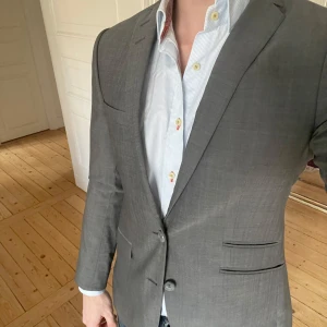 Grå kavaj från Tiger of Sweden - Riktigt snygg grå kavaj från Tiger of Sweden. Storlek 46. Otroligt fin passform och riktigt bra skick.