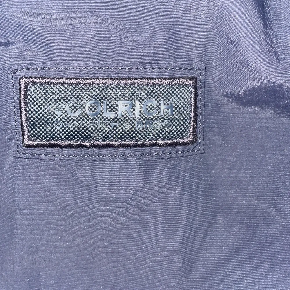 Säljer en riktigt snygg mörkblå jacka från Woolrich. Jackan är i fint skick. Säljer på grund av att den har blivit för liten tyvärr. Perfekt för höst/vår. Hör av er vid funderingar! . Takit.