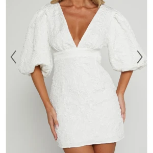 Vit klänning med puffärmar - Denna fina klänning som passar perfekt till studenten. Från showpo och slutsåld på hemsidan. 1500kr eller bud💞