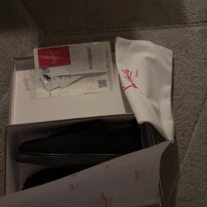 Christian loubutins - Tja säljer nu mina loubs som behöver lite kärlek där av priset, box kvitto alla tillbehör finns,hör av dig om du är intresserad✌️