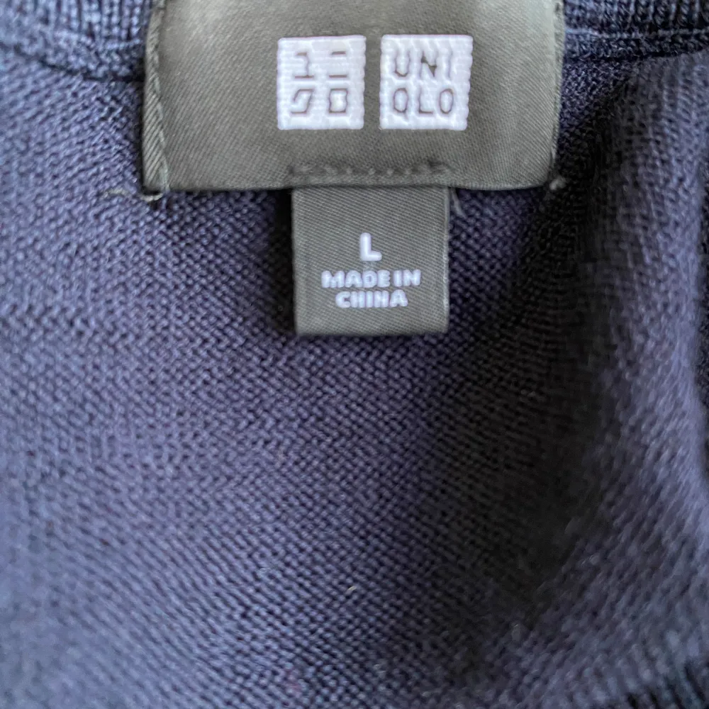 Säljer en stilren svart tröja från Uniqlo i storlek L. Tröjan är tillverkad i 100% ull och har långa ärmar. Perfekt för en minimalistisk look.. Neuletakit & Villapaidat.